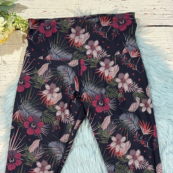 Lorna Jane Tropical Floral Navy High Rise Crop Leggings - Picture 2 of 9